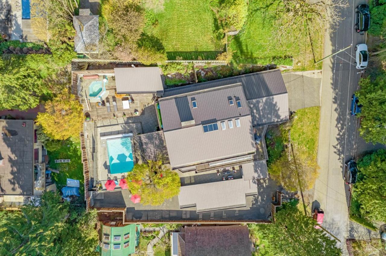Seymour Private Bedroom, Ensuite Bathroom With Shared Pool, Hot Tub With Views ノースバンクーバー エクステリア 写真