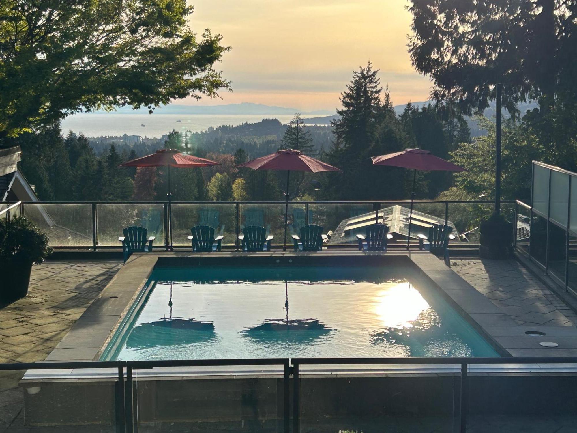 Seymour Private Bedroom, Ensuite Bathroom With Shared Pool, Hot Tub With Views ノースバンクーバー エクステリア 写真