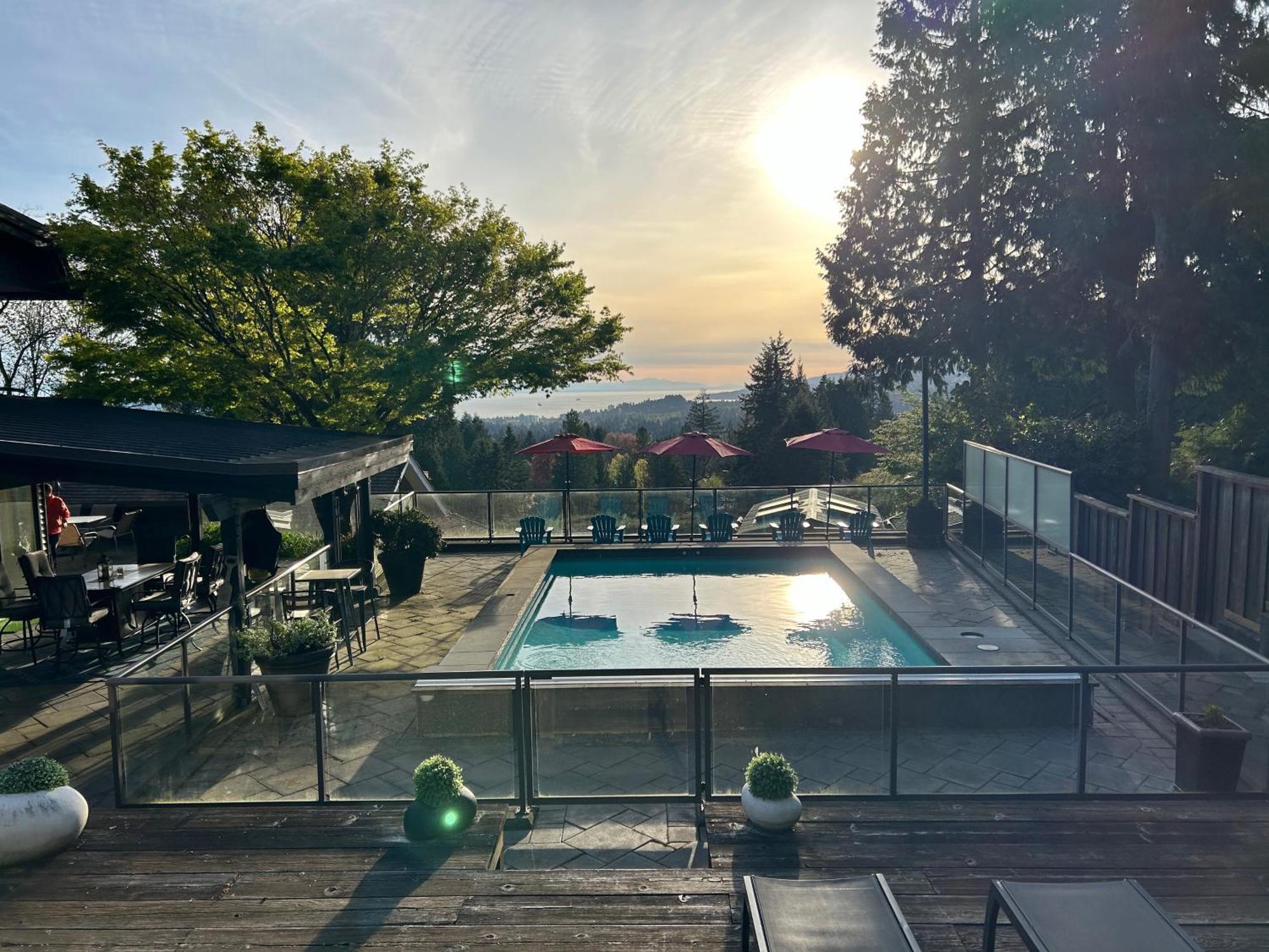 Seymour Private Bedroom, Ensuite Bathroom With Shared Pool, Hot Tub With Views ノースバンクーバー エクステリア 写真