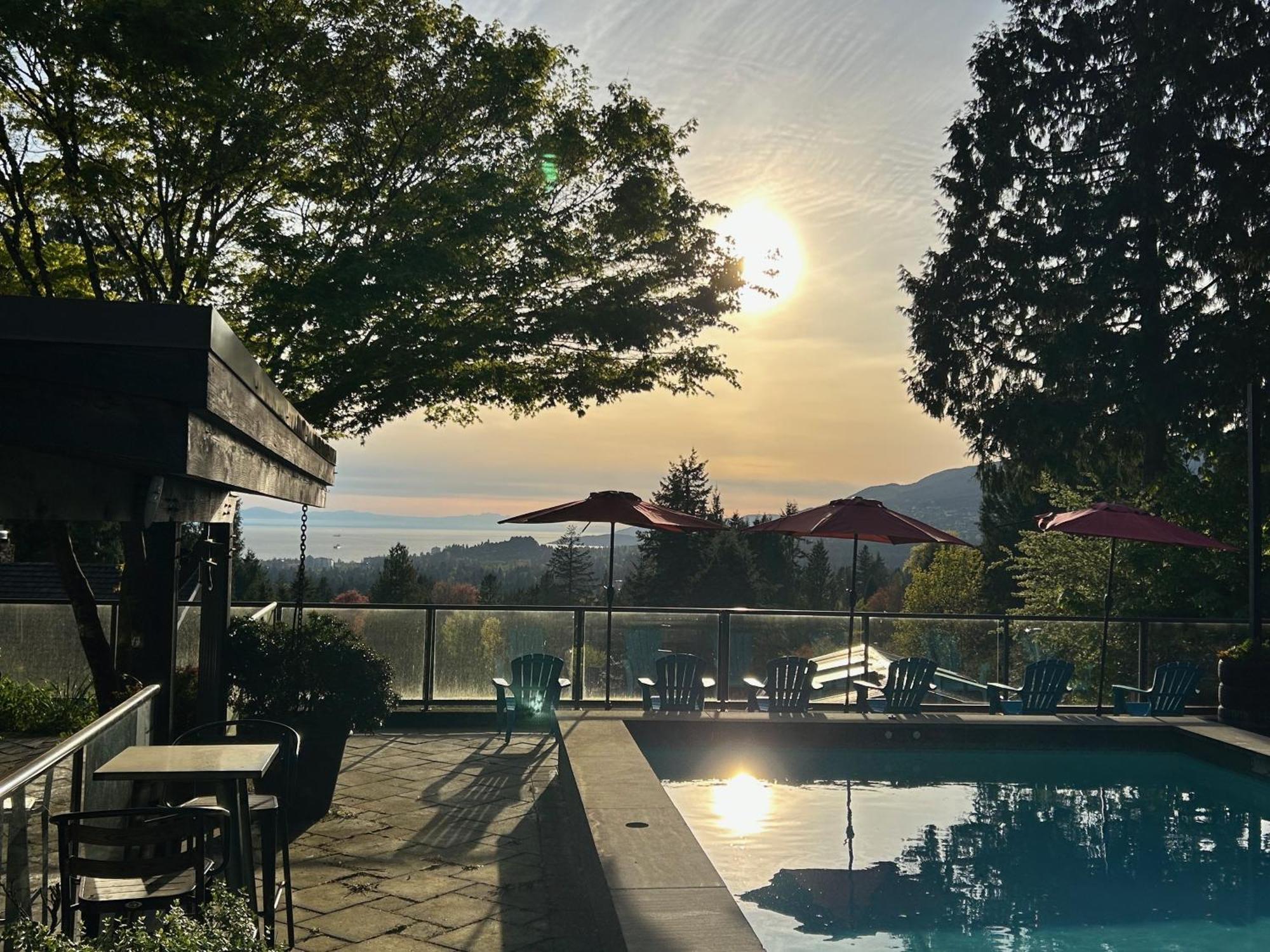 Seymour Private Bedroom, Ensuite Bathroom With Shared Pool, Hot Tub With Views ノースバンクーバー エクステリア 写真
