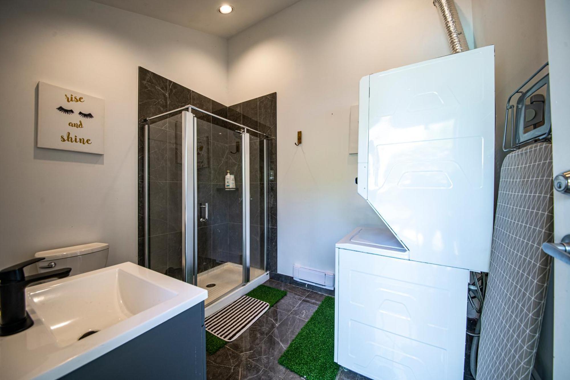 Seymour Private Bedroom, Ensuite Bathroom With Shared Pool, Hot Tub With Views ノースバンクーバー エクステリア 写真