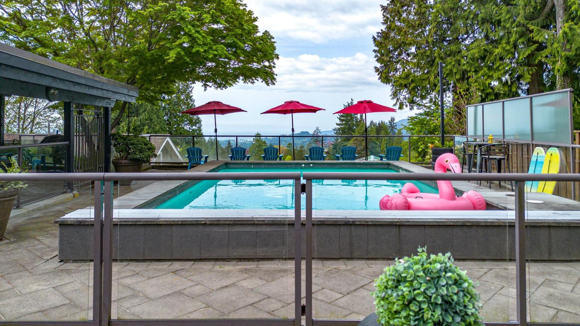 Seymour Private Bedroom, Ensuite Bathroom With Shared Pool, Hot Tub With Views ノースバンクーバー エクステリア 写真